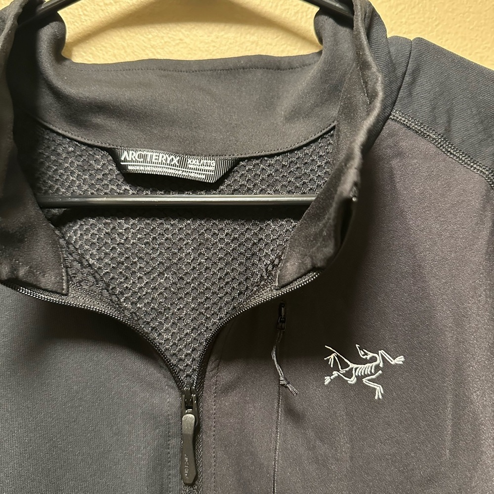 Arc'teryx Men's Black Lightweight Jacket (C299) - Picture 2 of 3